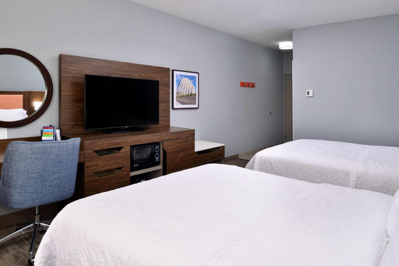 Queen Room with Two Queen Beds at Hampton Inn Kansas City Northeast