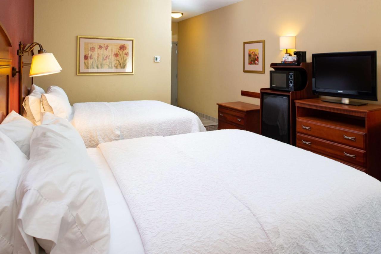 Queen Room with Two Queen Beds at Hampton Inn Kansas City Northeast