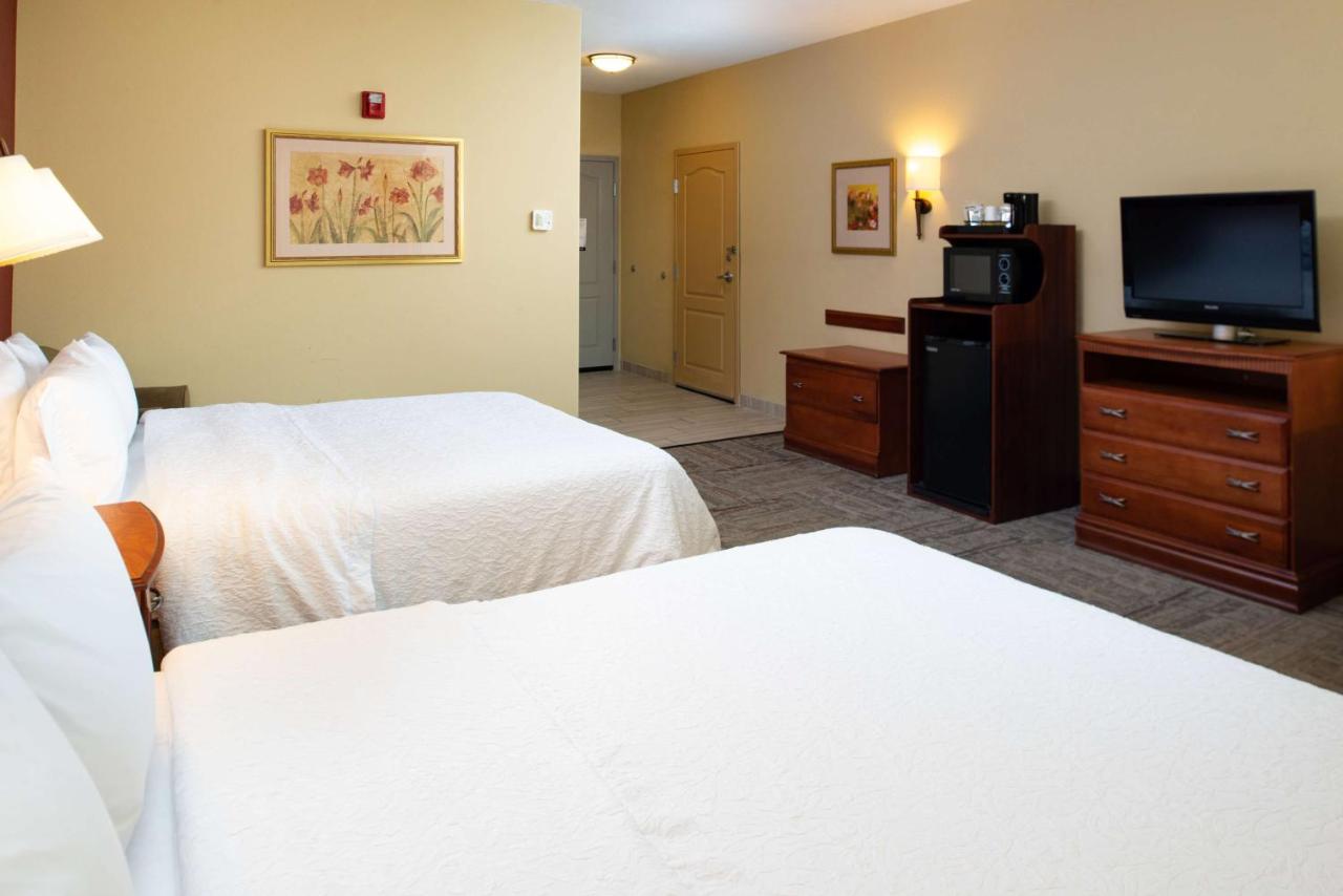 Queen Room with Two Queen Beds - Mobility Accessible/Non-Smoking at Hampton Inn Kansas City Northeast