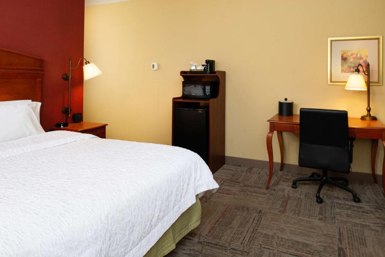 King Room at Hampton Inn Kansas City Northeast