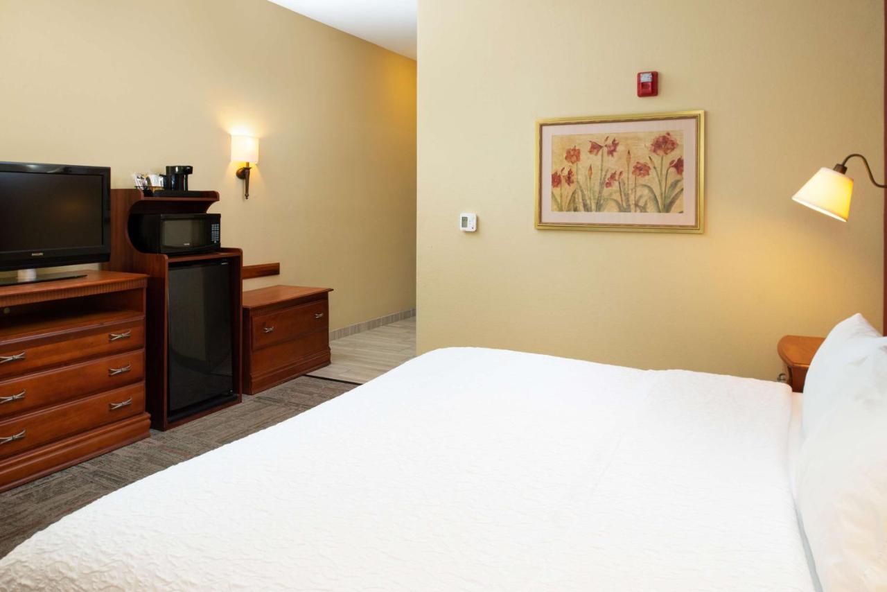 King Room - Mobility Accessible/Non-Smoking at Hampton Inn Kansas City Northeast