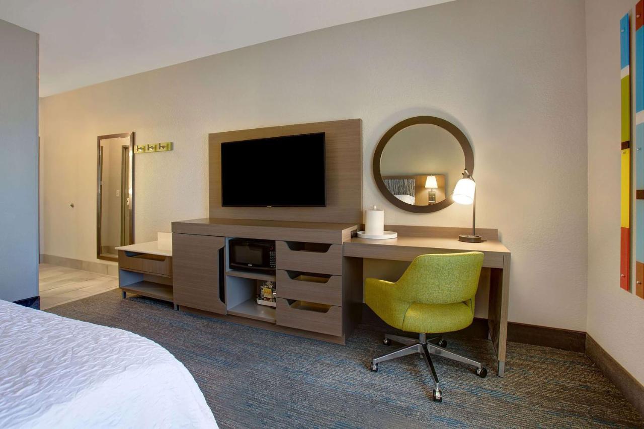 King Room at Hampton Inn & Suites Borger