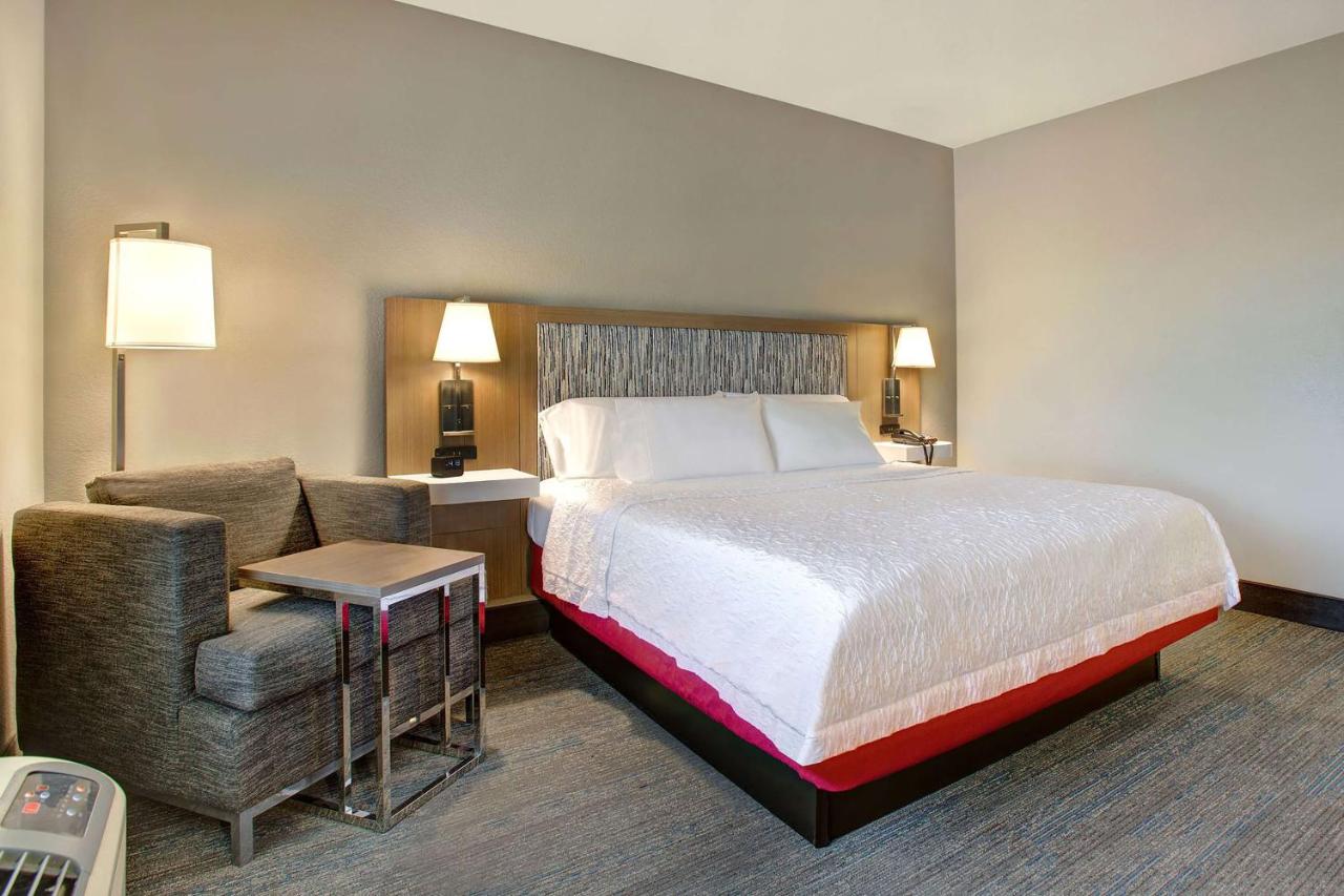 King Room at Hampton Inn & Suites Borger