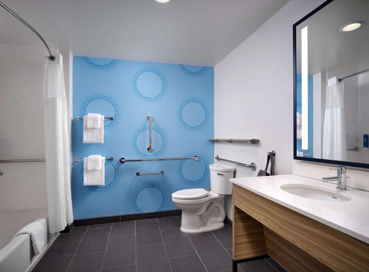 Queen Room with Two Queen Beds - Mobility Accessible at Tru By Hilton Indianapolis Downtown, IN