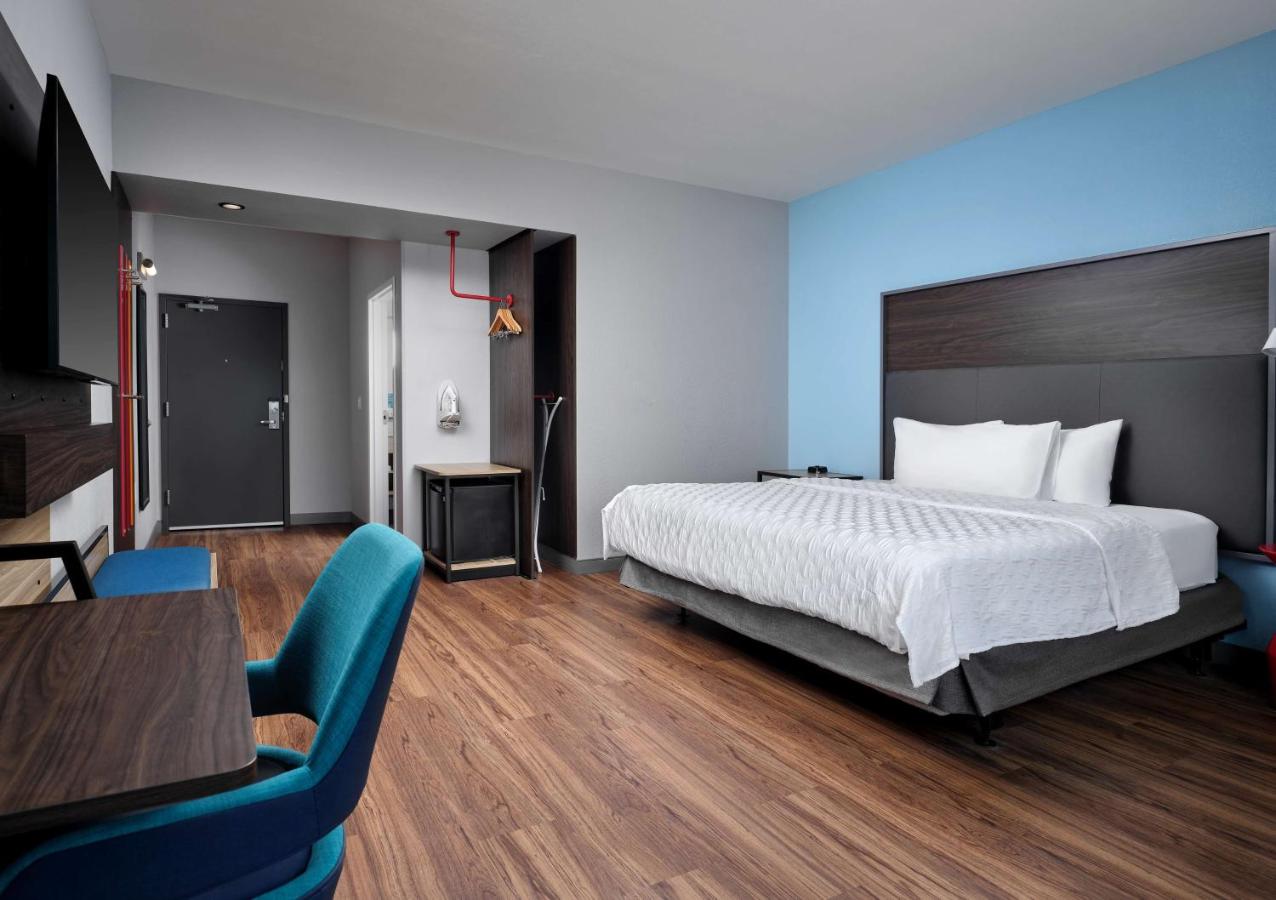 King Room with Bath Tub - Mobility Accessible at Tru By Hilton Indianapolis Downtown, IN