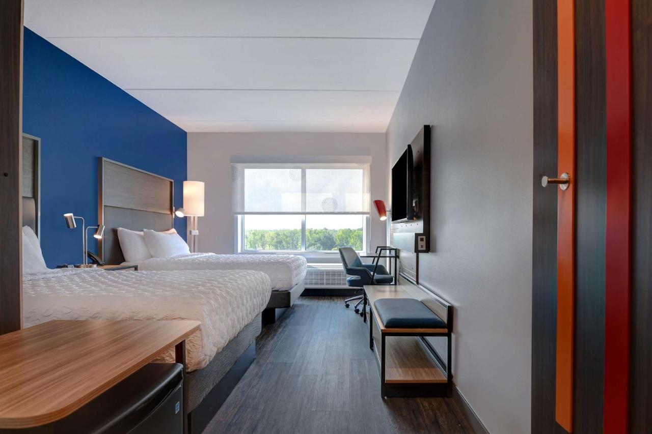 Queen Room with Two Queen Beds at Tru By Hilton Macon North, GA