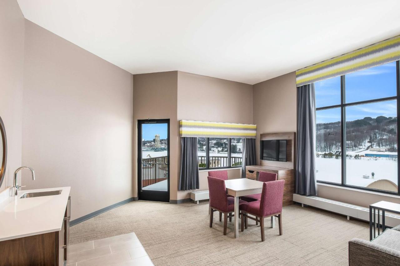 One-Bedroom King Suite with Balcony at Hampton Inn & Suites Houghton