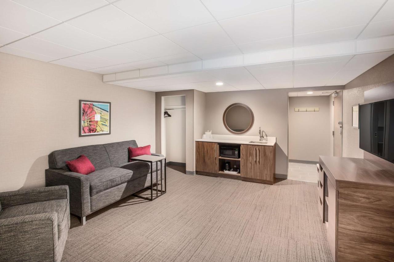 One-Bedroom King Suite at Hampton Inn & Suites Houghton