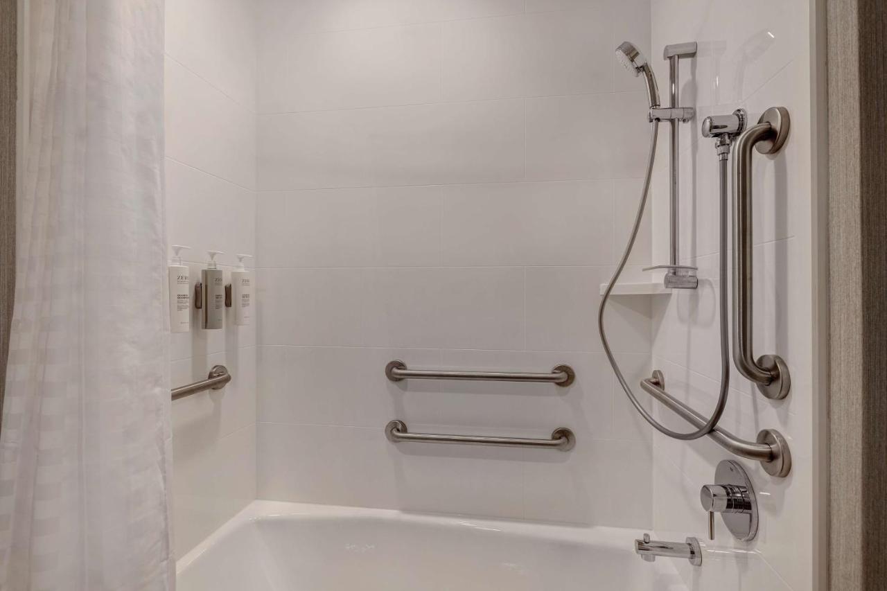 King Studio Suite with Bath Tub - Mobilty/Hearing Access at Homewood Suites by Hilton Oak Creek Milwaukee