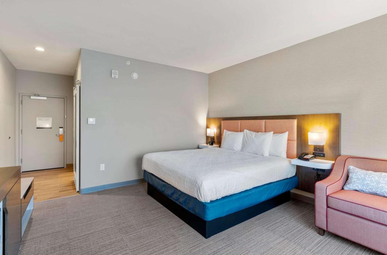 King Room at Hampton Inn Colorado Springs Northeast