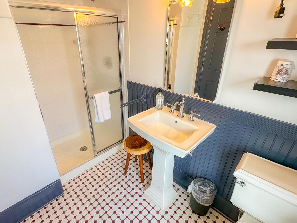 | Bellevue Stratford Inn