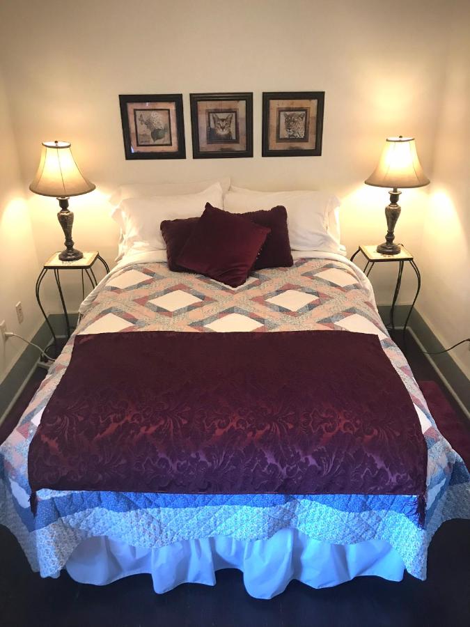 | The Queen, A Victorian Bed & Breakfast
