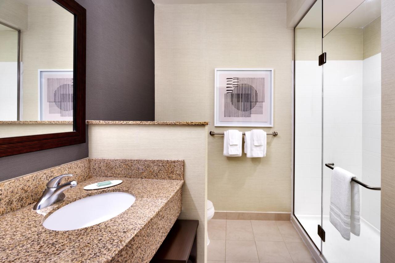 | Courtyard by Marriott Houston NASA Clear Lake