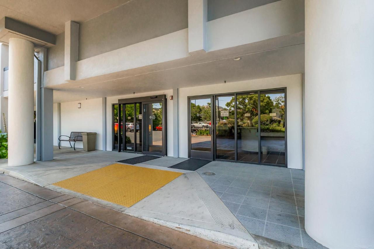 | Best Western Plus Wine Country Inn & Suites