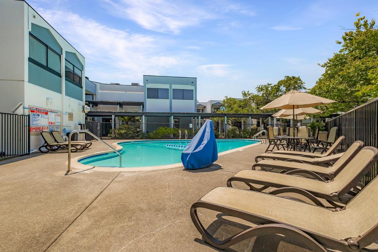 | Best Western Plus Wine Country Inn & Suites