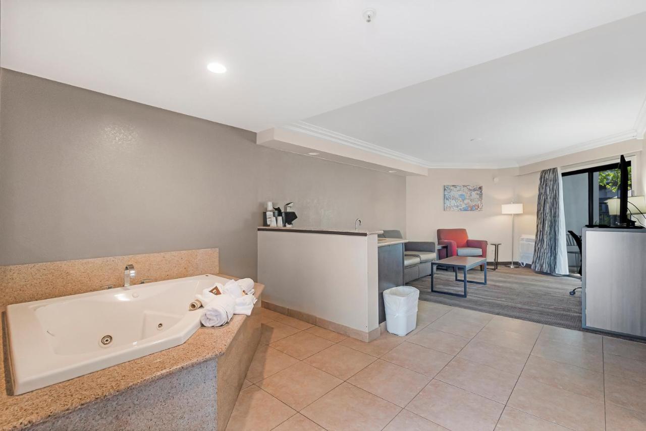 Queen Suite with Spa Bath - Non-Smoking at Best Western Plus Wine Country Inn & Suites