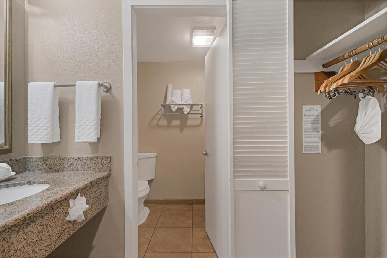 Queen Suite with Spa Bath - Non-Smoking at Best Western Plus Wine Country Inn & Suites