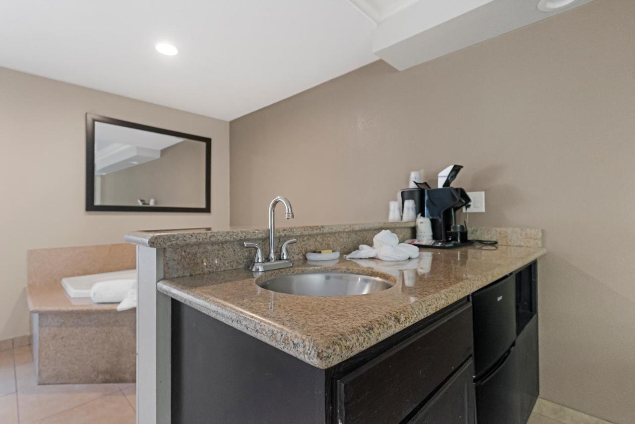 Queen Suite with Spa Bath - Non-Smoking at Best Western Plus Wine Country Inn & Suites