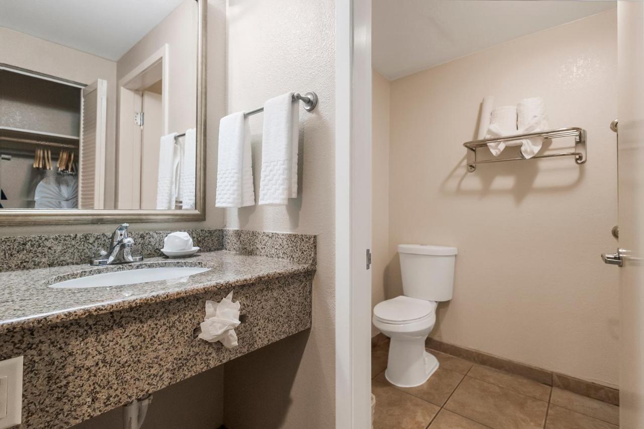 Queen Suite with Spa Bath - Non-Smoking at Best Western Plus Wine Country Inn & Suites