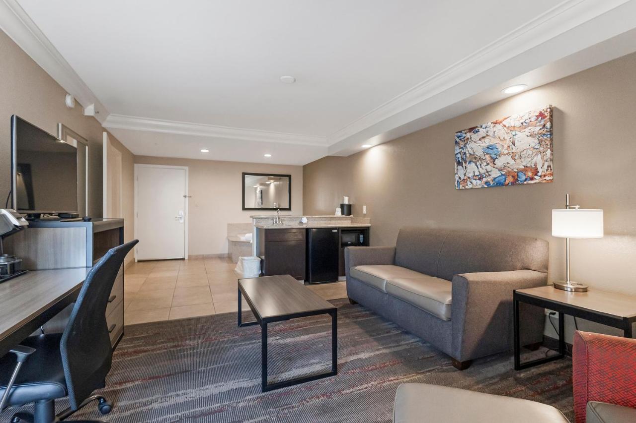 Queen Suite with Spa Bath - Non-Smoking at Best Western Plus Wine Country Inn & Suites