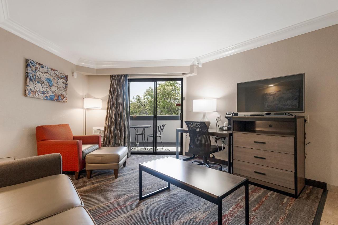 Queen Suite with Spa Bath - Non-Smoking at Best Western Plus Wine Country Inn & Suites