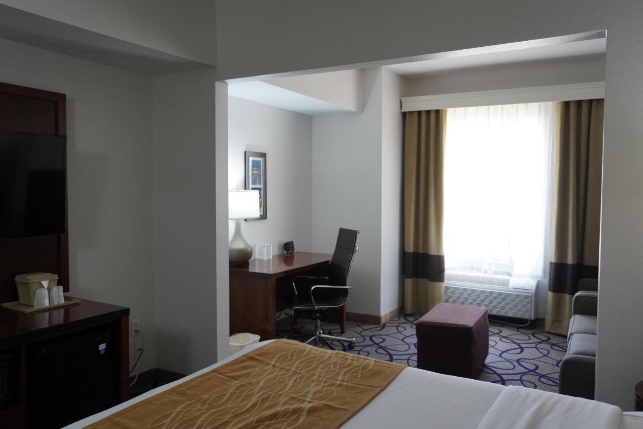 King Suite - Non-Smoking at Comfort Inn & Suites Frisco - Plano