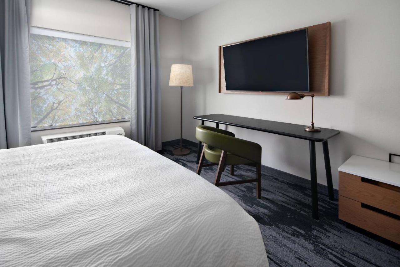 Guest Room, 1 King at Fairfield Inn & Suites by Marriott Lake Geneva