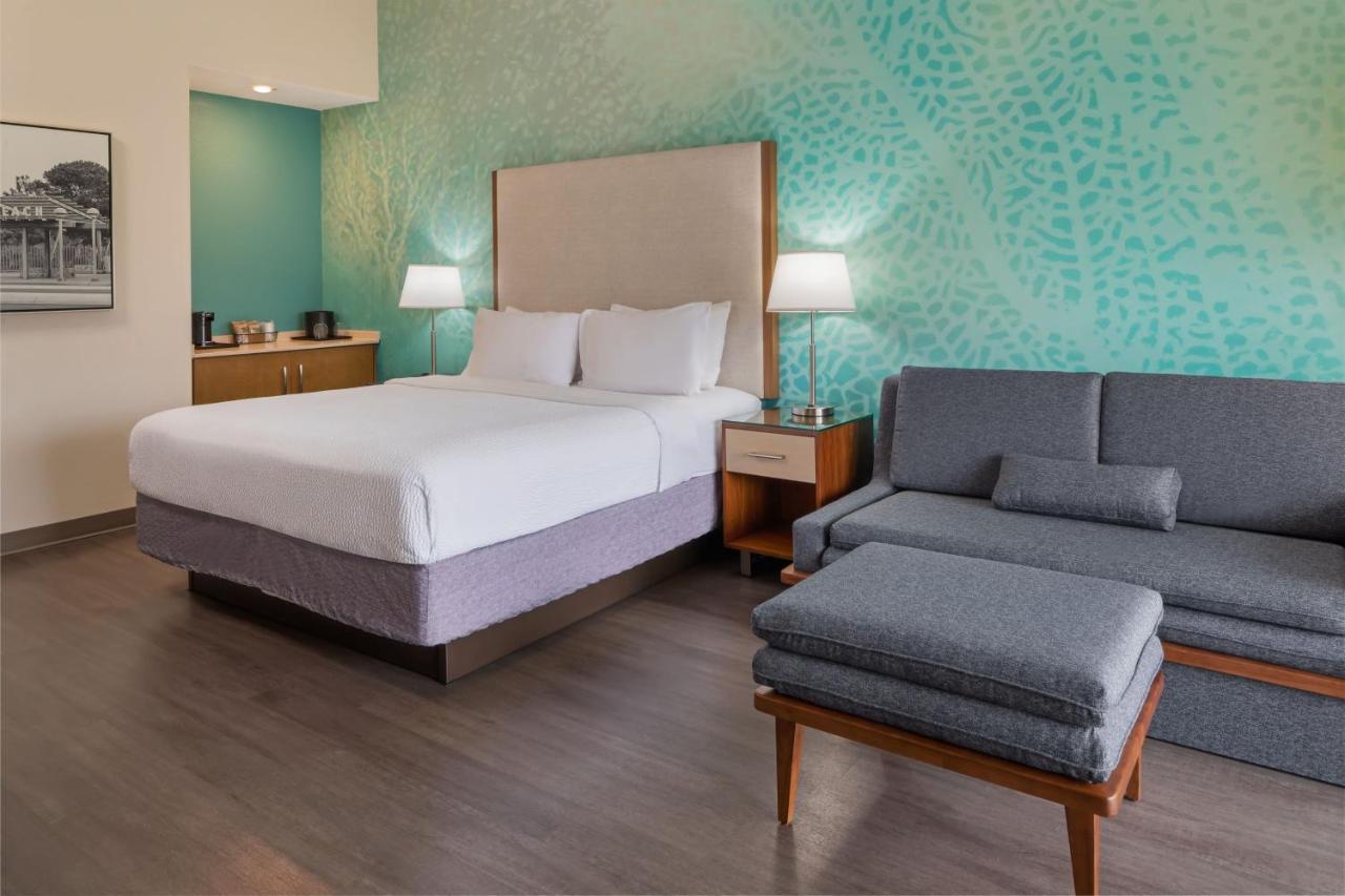 Executive King Room with Sofa Bed at Courtyard by Marriott San Diego Del Mar/Solana Beach