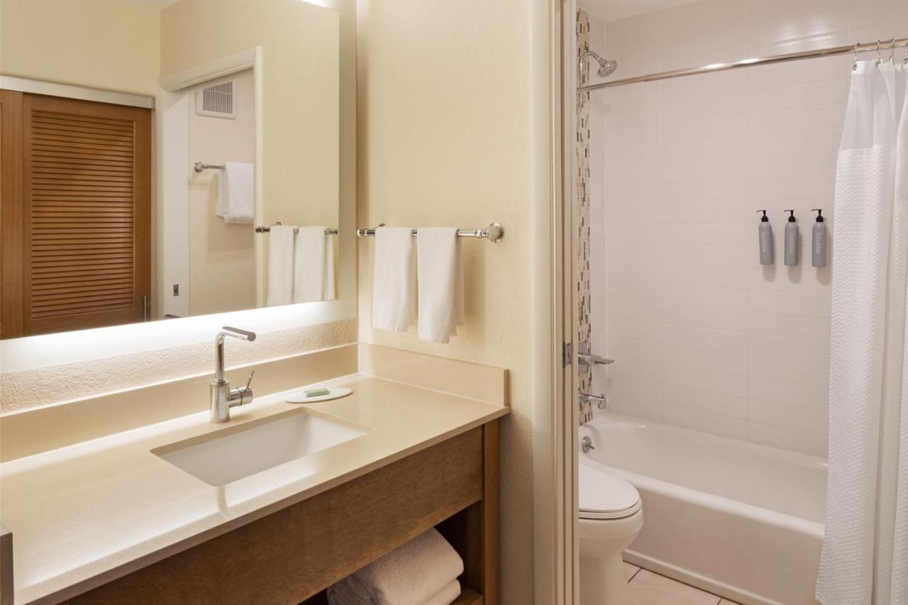 Executive King Room with Sofa Bed at Courtyard by Marriott San Diego Del Mar/Solana Beach