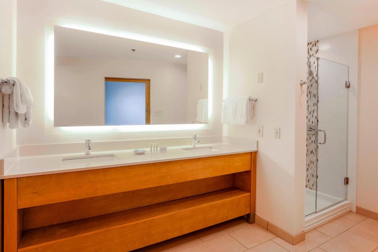 King Room with Sofa Bed at Courtyard by Marriott San Diego Del Mar/Solana Beach