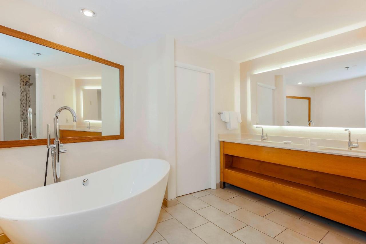 Studio Suite, Larger Guest room, 1 King, Sofa bed at Courtyard by Marriott San Diego Del Mar/Solana Beach