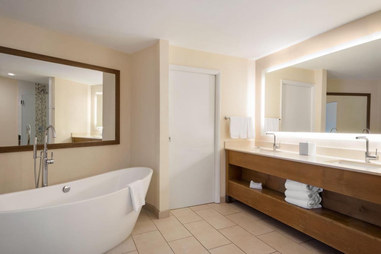 Studio Suite, Larger Guest room, 1 King, Sofa bed at Courtyard by Marriott San Diego Del Mar/Solana Beach