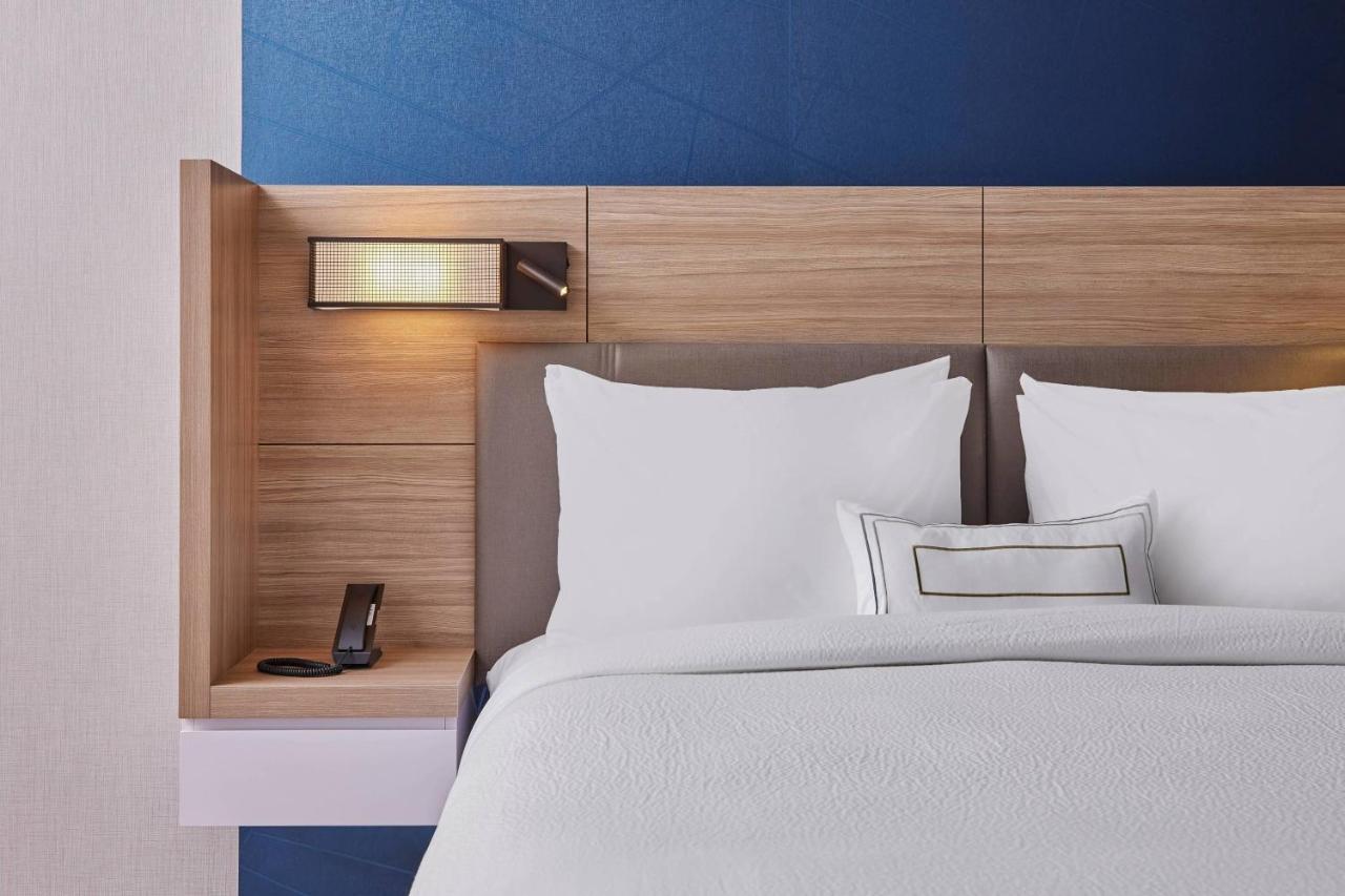 King Suite with Trundle Bed at SpringHill Suites by Marriott Chicago Chinatown