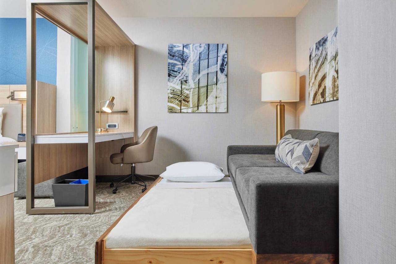 King Suite with Trundle Bed at SpringHill Suites by Marriott Chicago Chinatown