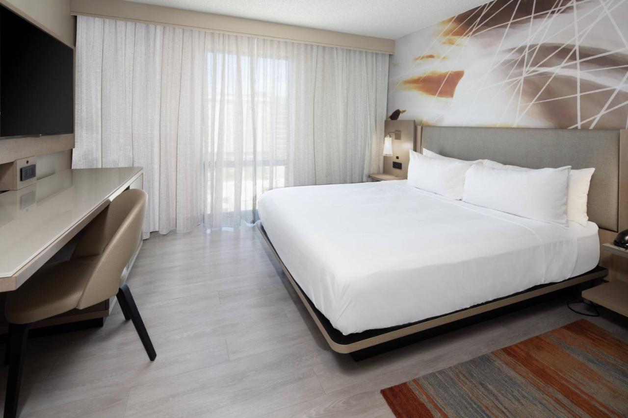 King Room with City View and Balcony - Concierge Level at Tucson Marriott University Park