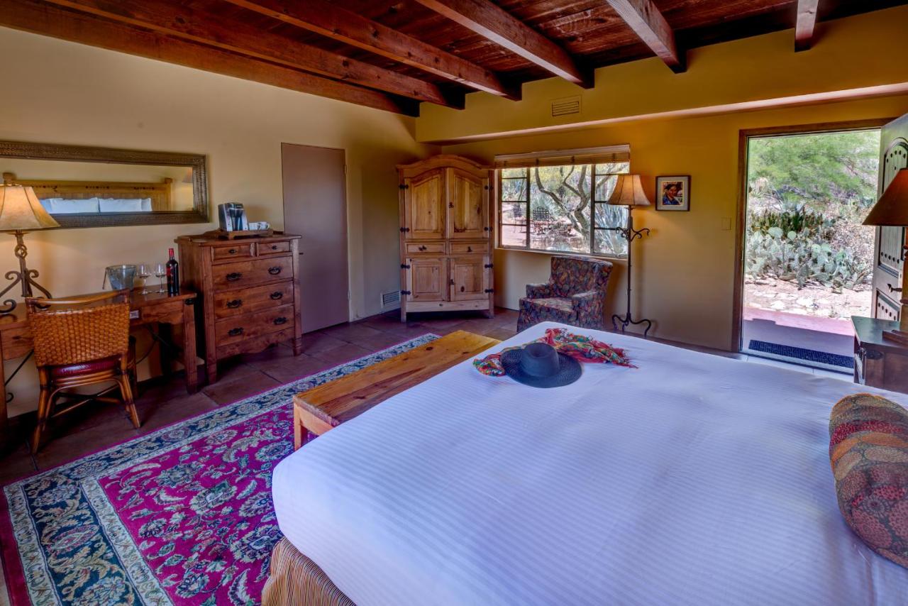 Hacienda 1 King at Hacienda Del Sol Guest Ranch Resort