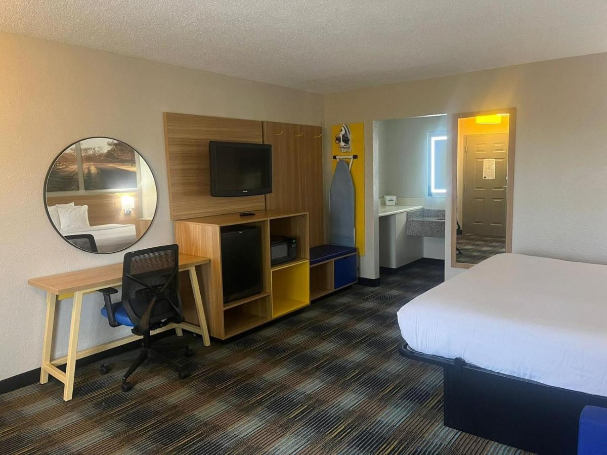| Days Inn & Suites Mobile