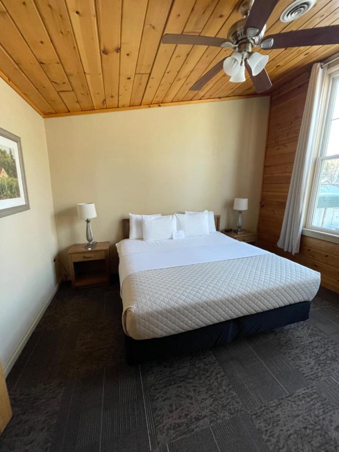 | Hanging Horn Lakeside Resort