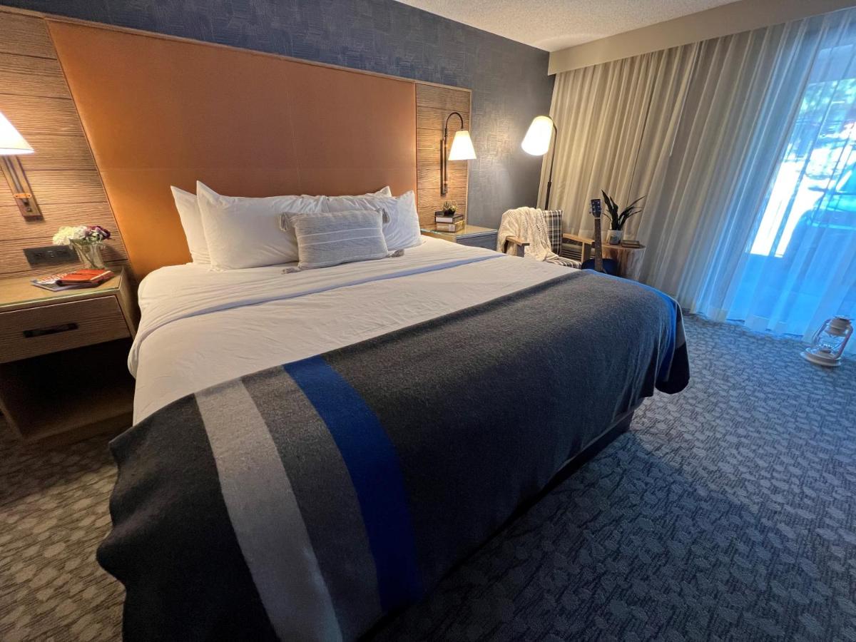 Deluxe King Room at Riverhouse Lodge