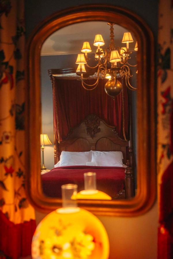 Deluxe Queen Suite at Anchuca Historic Mansion & Inn