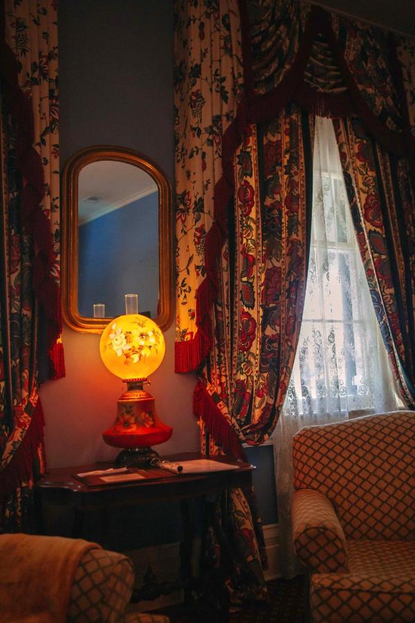 Deluxe Queen Suite at Anchuca Historic Mansion & Inn