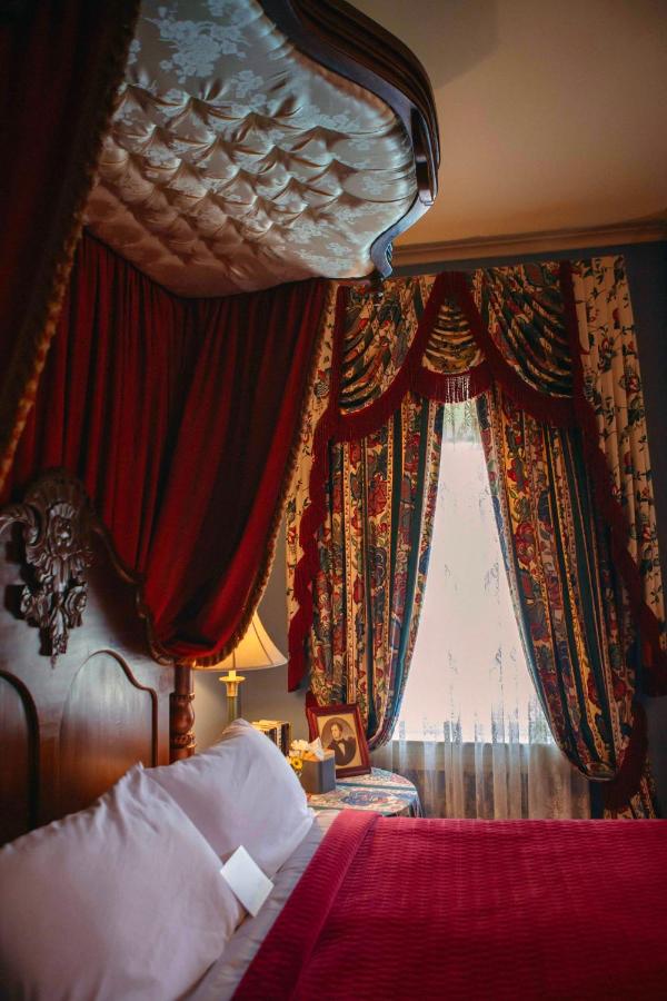 Deluxe Queen Suite at Anchuca Historic Mansion & Inn