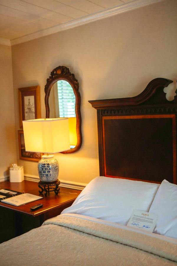 Deluxe Queen Room at Anchuca Historic Mansion & Inn