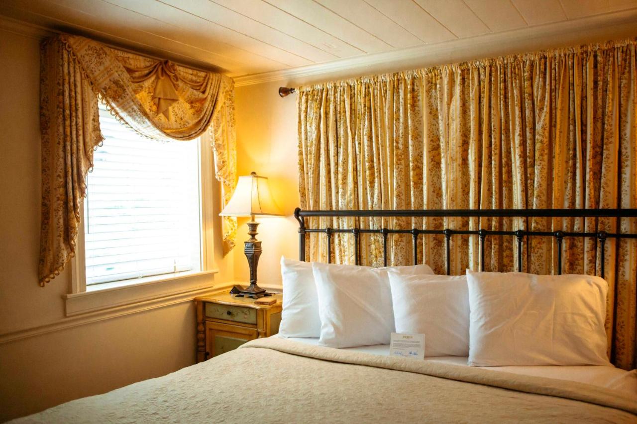 Deluxe King Room at Anchuca Historic Mansion & Inn