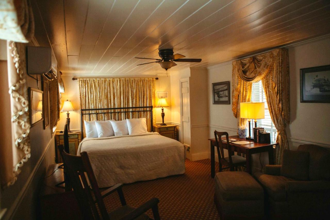 Deluxe King Room at Anchuca Historic Mansion & Inn