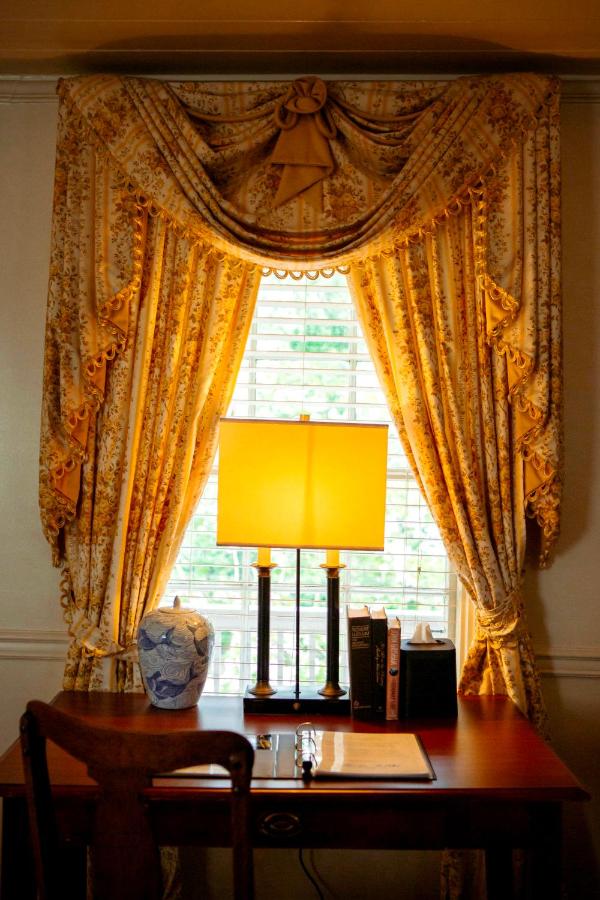 Deluxe King Room at Anchuca Historic Mansion & Inn