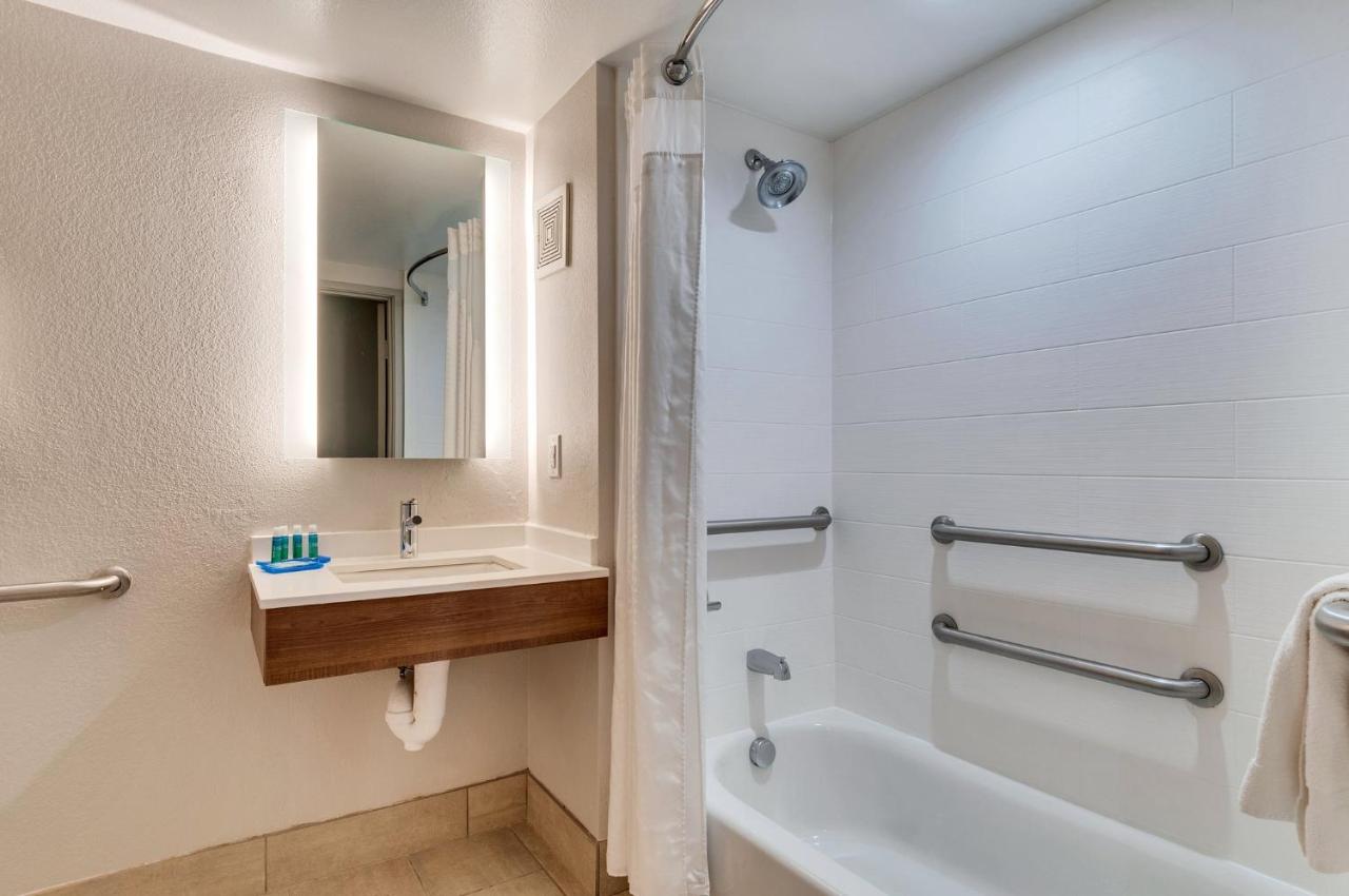 Queen Suite - Disability Access Tub/Non-Smoking at Holiday Inn Express & Suites, Lake Elsinore by IHG