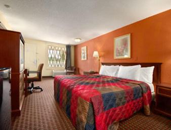 King Room - Disability Access at Knights Inn Tucker