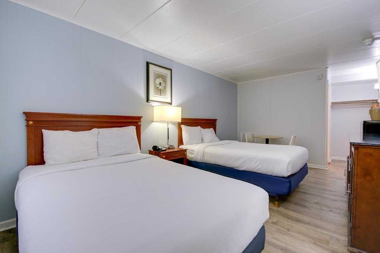 Double Room with Two King Beds with Pool View at Rideau Oceanfront Motel