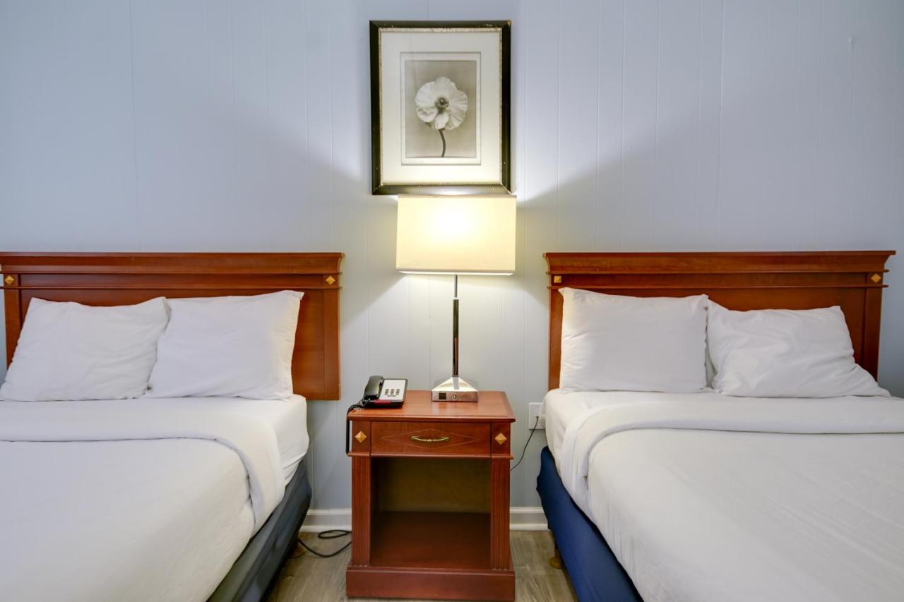 Double Room with Two King Beds with Pool View at Rideau Oceanfront Motel
